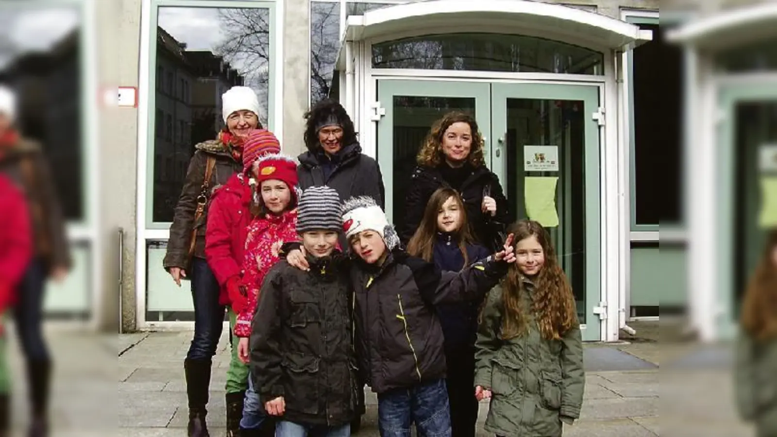 Planen einen neuen Hort: Daniela Keller, Schülermutter Carolin Graehl und Melanie Andre (v.l.) mit Schülern der Schwindschule.  (Foto: js)