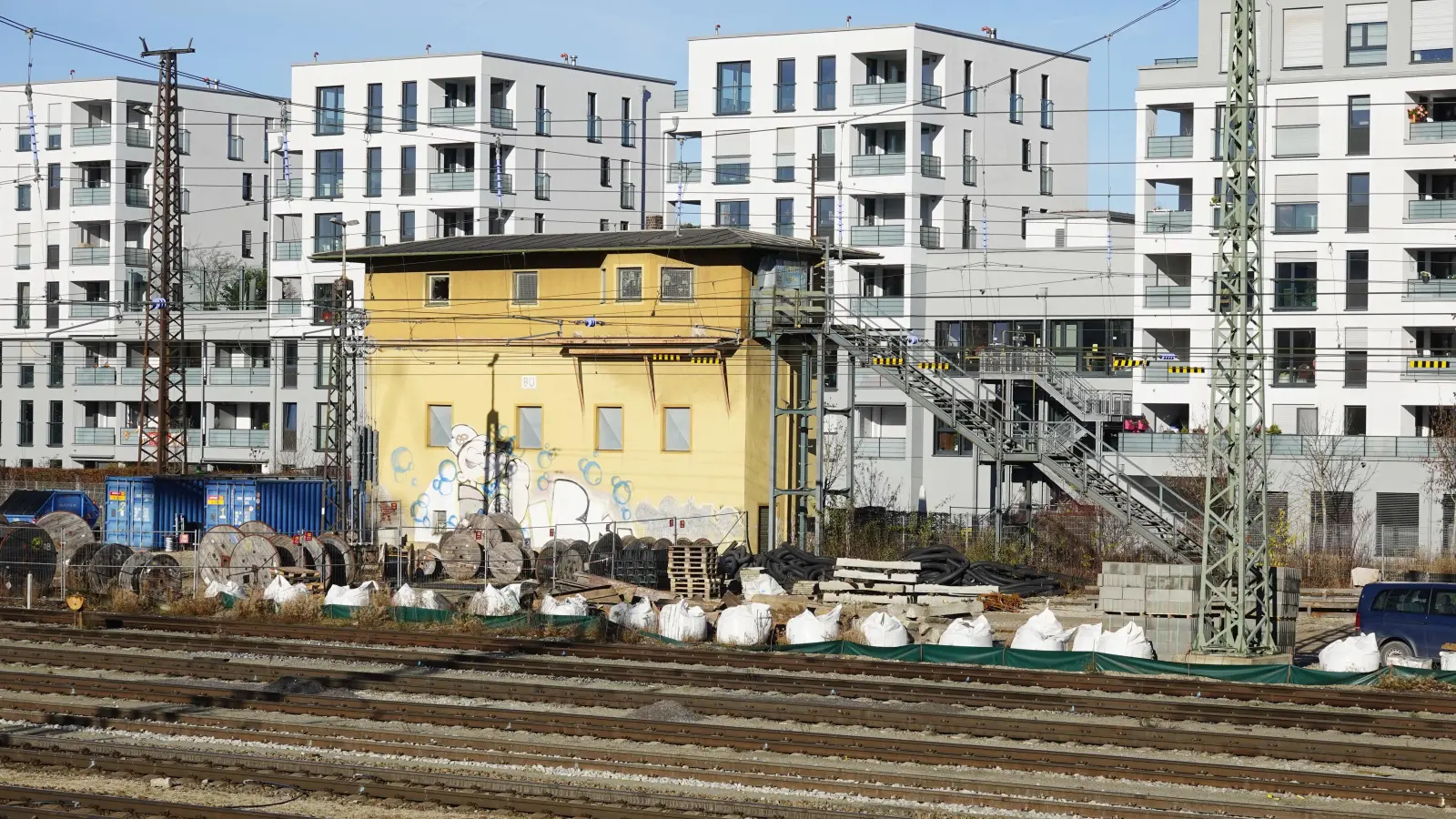 Alt neben neu: Das Umfeld der Bahntrasse zwischen Hauptbahnhof, Laim und Pasing hat sich in den vergangenen zwanzig Jahren stark verändert. (Foto: Josef Stöger)