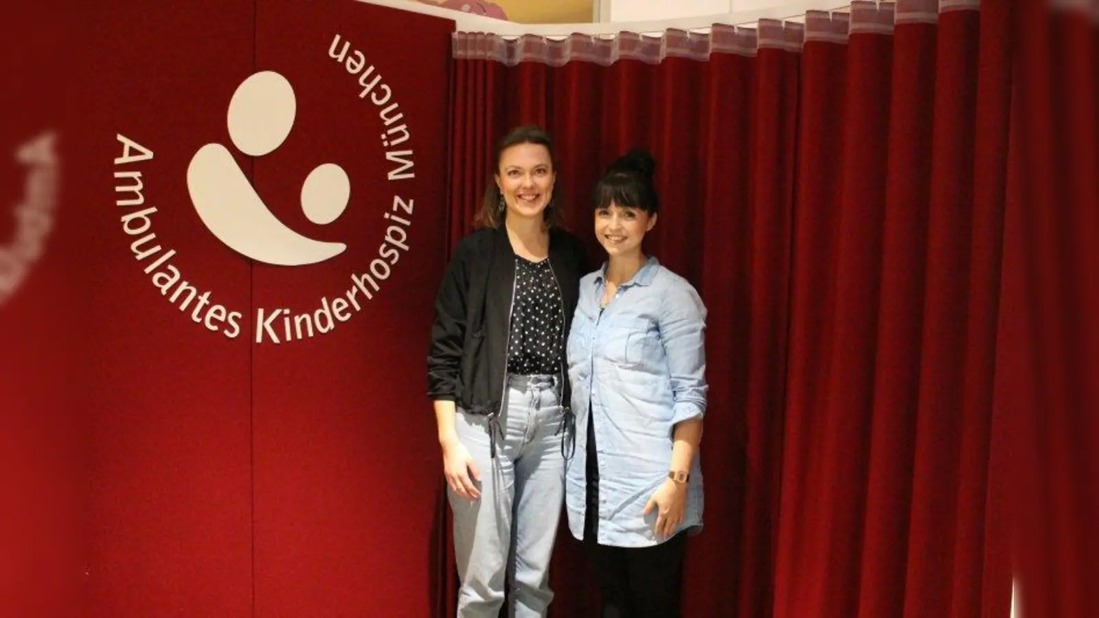 Katharina Müller (links), Leiterin des Krisendienstes RUF24 der „Stiftung Ambulantes Kinderhospiz München”, zusammen mit Michaela Cosenza, die seit Mai 2019 als ehrenamtliche Mitarbeiterin tätig ist. (Foto: sb)