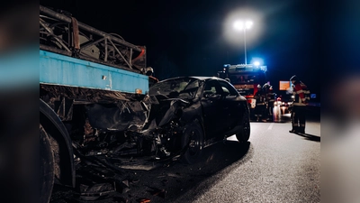 Auf der B 471 prallte ein Opel in das Heck eines Sattelaufliegers. (Foto: Kreisbrandinspektion Dachau)