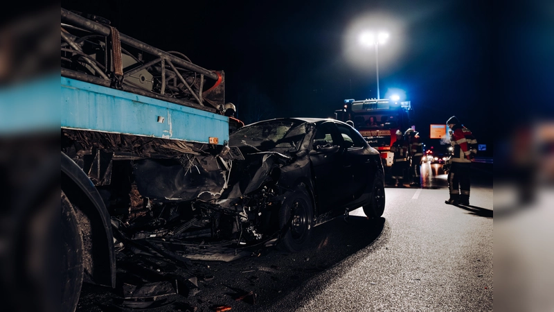 Auf der B 471 prallte ein Opel in das Heck eines Sattelaufliegers. (Foto: Kreisbrandinspektion Dachau)