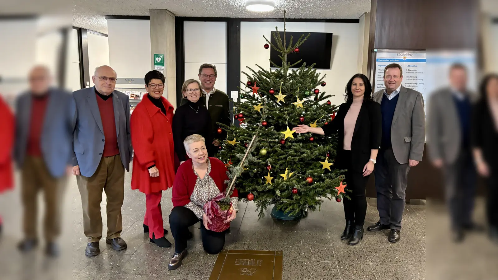 Der Wunschbaum steht. Günther Roll, Sonja Maier, Regine Müller, Michael Ditze, Miriam Betz (alle Gemeindestiftung) sowie Dilber Altin und Bürgermeister Peter Köstler (v.l.) präsentierten ihn. (Foto: Ulrike Seiffert)