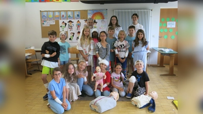 Aufmerksame Kinder: Die Klasse 3b mit den ehrenamtlichen BRK-Helfern Dirk Gransow, Christina Holy und Tobias Kokott (letzte Reihe v.l.) zu sehen.. (Foto: Brigitte Bothen)