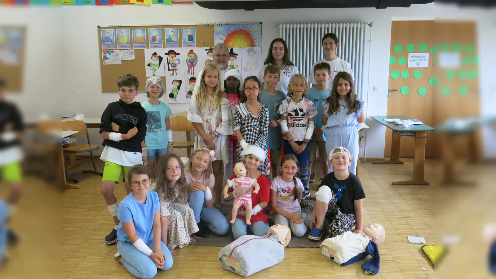 Aufmerksame Kinder: Die Klasse 3b mit den ehrenamtlichen BRK-Helfern Dirk Gransow, Christina Holy und Tobias Kokott (letzte Reihe v.l.) zu sehen.. (Foto: Brigitte Bothen)