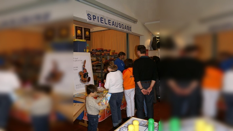 An der Spiele-Ausleihe herrschte am Sonntag reger Andrang. (Foto: ar)