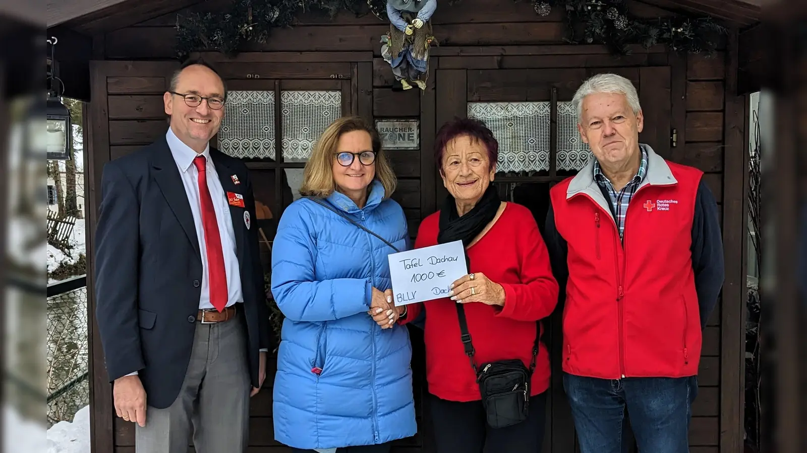 Barbara Sparr (2. von li) überreicht an Edda Drittenpreis den Spendenscheck, mit Bernhard Seidenath (li) und Albert Solleder, stellvertretender Tafelleiter. (Foto: BRK Dachau)