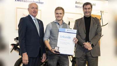 Aus Feldafing kommt der Jahresbestmeister der Karosserie- und Fahrzeugbauer, Ludwig Reiser (Mitte). Handwerkskammerpräsident Franz Xaver Peteranderl und Ministerpräsident Markus Söder (rechts) gratulierten.  (Foto: Schuhmann)