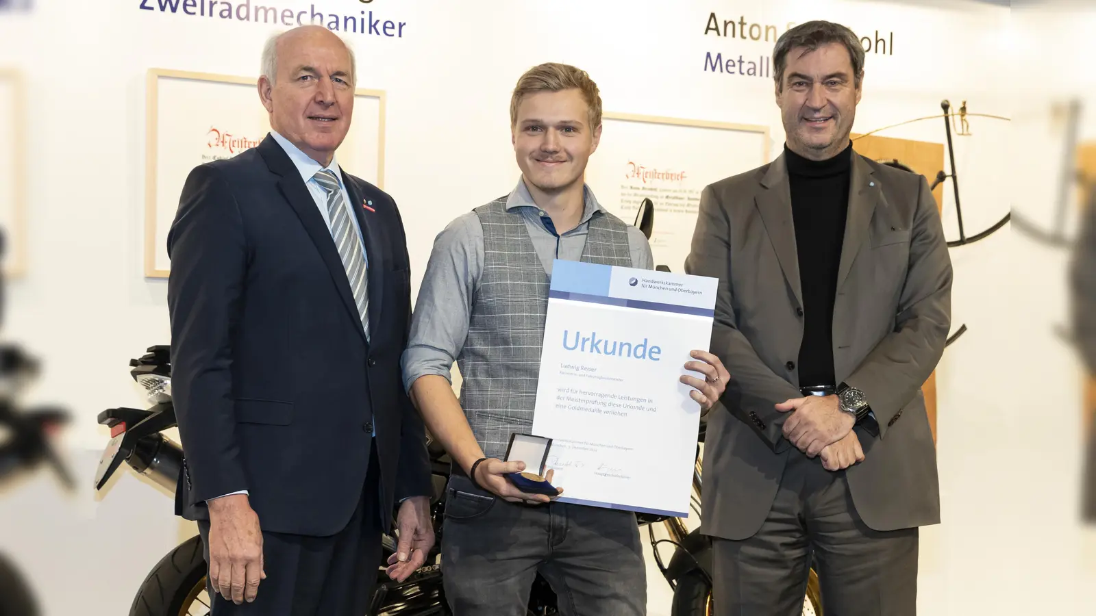 Aus Feldafing kommt der Jahresbestmeister der Karosserie- und Fahrzeugbauer, Ludwig Reiser (Mitte). Handwerkskammerpräsident Franz Xaver Peteranderl und Ministerpräsident Markus Söder (rechts) gratulierten.  (Foto: Schuhmann)