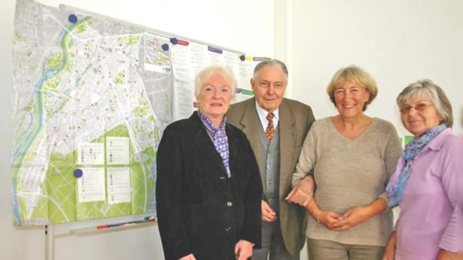 Henrike Reuter, Viktor Wenkowitsch, ASZ-Chefin Walburga Fischer und Marie-Luise Huber sind mit dem Plan hochzufrieden. 	 (Foto: HH)