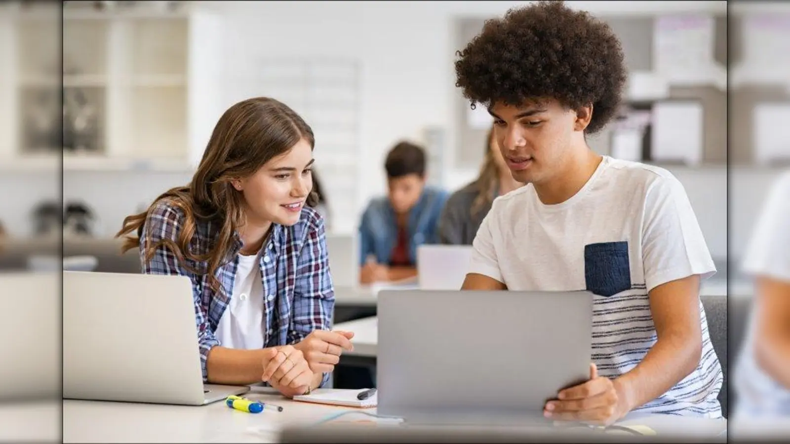 Ob in Mathematik, Deutsch oder Englisch: Per moderner Online-Diagnose lässt sich der Lernstand einer Schulklasse ganz unkompliziert ermitteln und anschließend gezielt und individuell fördern. (Foto: txn/rido/123rf/Cornelsen)