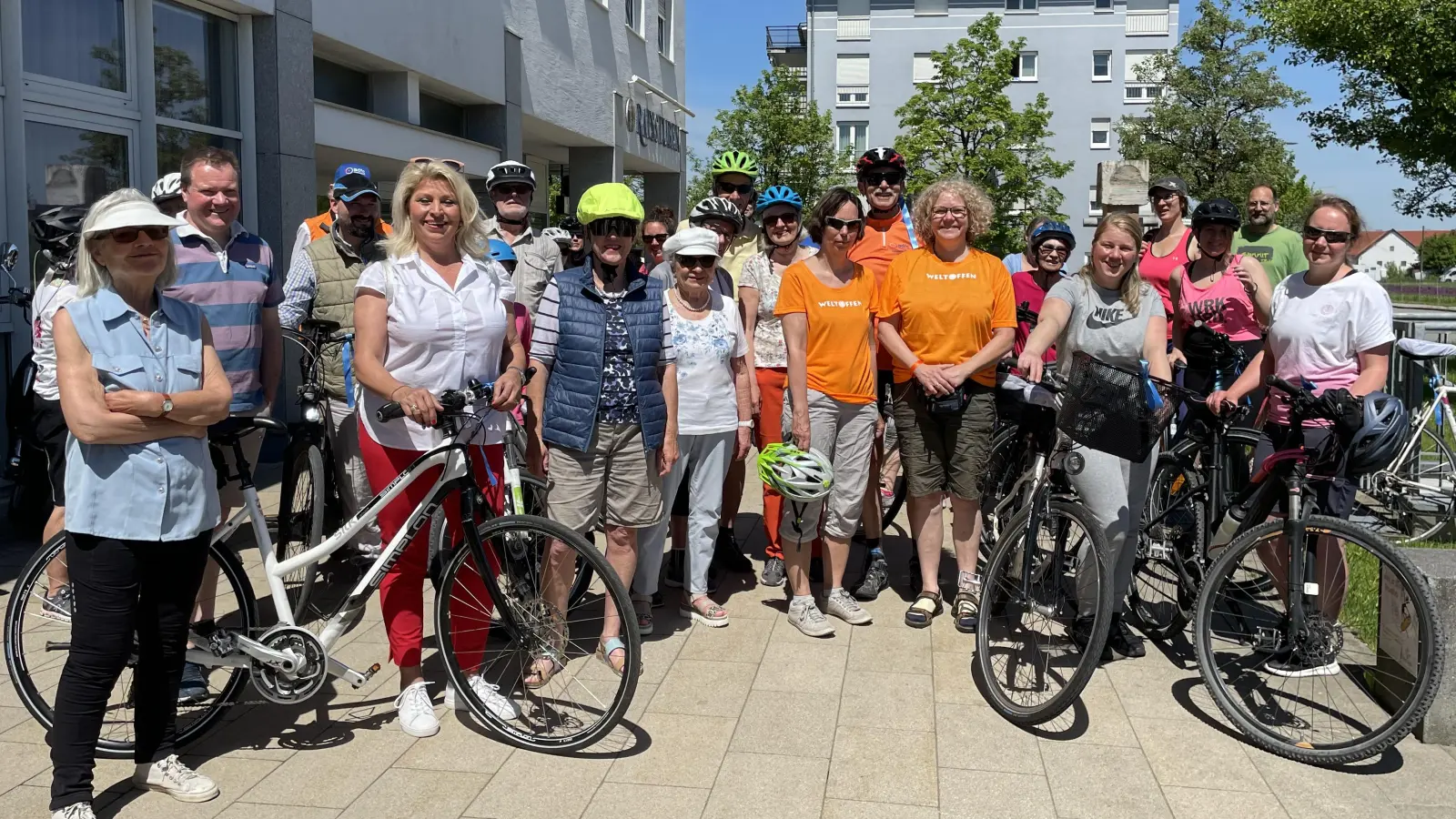 Strampeln für das Klima: die Teilnehmer des Stadtradelns 2022 beim Auftakt. (Foto: pst)