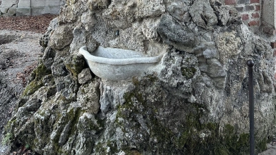 Restaurierter Brunnen an der Magdalenenklause im Schlosspark Nymphenburg. (Foto:  © Bayerische Schlösserverwaltung)