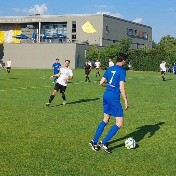 Fußballspiel auf der Bezirkssportanlage Freimann: Jede Sportanlage der Landeshauptstadt München ist mit mindestens zwei Vereinen gleichzeitig belegt. (Foto: bas)