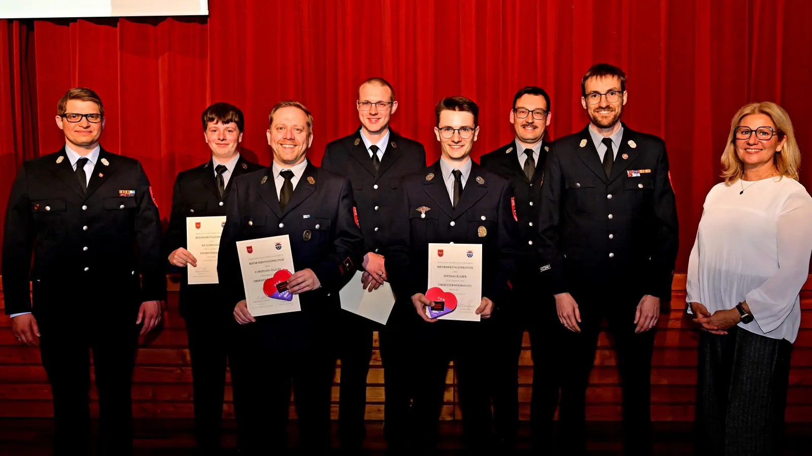 Zu Feuerwehrmännern wurden ernannt (hinten v.l.): Richard Glier, Sebastian Paschke, Christian Warnholtz. Oberfeuerwehrmänner sind ab sofort: (vorne Mitte v.l.) Christian Haller und Thomas Kleber. (Foto: R. Lex)