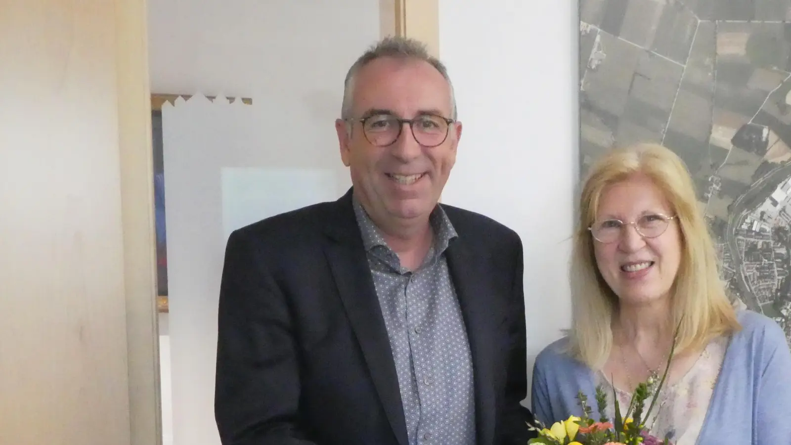 Bürgermeister Markus Loth bedankte sich bei Claudia Brambauer für ihre langjährige Mitarbeit im städtischen Kindergarten mit einem farbenfrohen Blumenstrauß. (Foto: Stadt Weilheim)