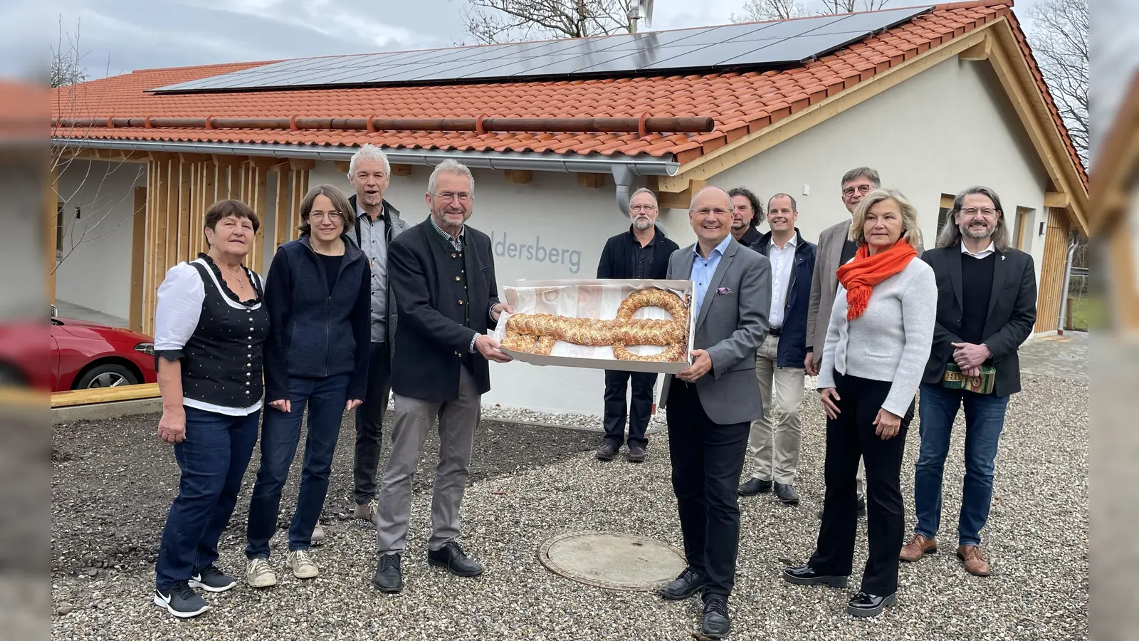 Den symbolischen Brezenschlüssel überreicht Bürgermeister Christian Schiller (r.) an die Widdersberger Vereinsvertreter. (Foto: pst)