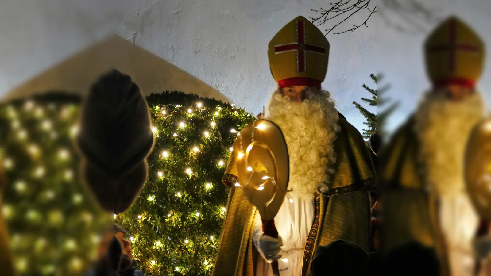 Der Nikolaus besuchte die Kinder auf dem Adventsmarkt des Kindergarten St. Johannes. (Foto: Kindergarten St. Johannes)