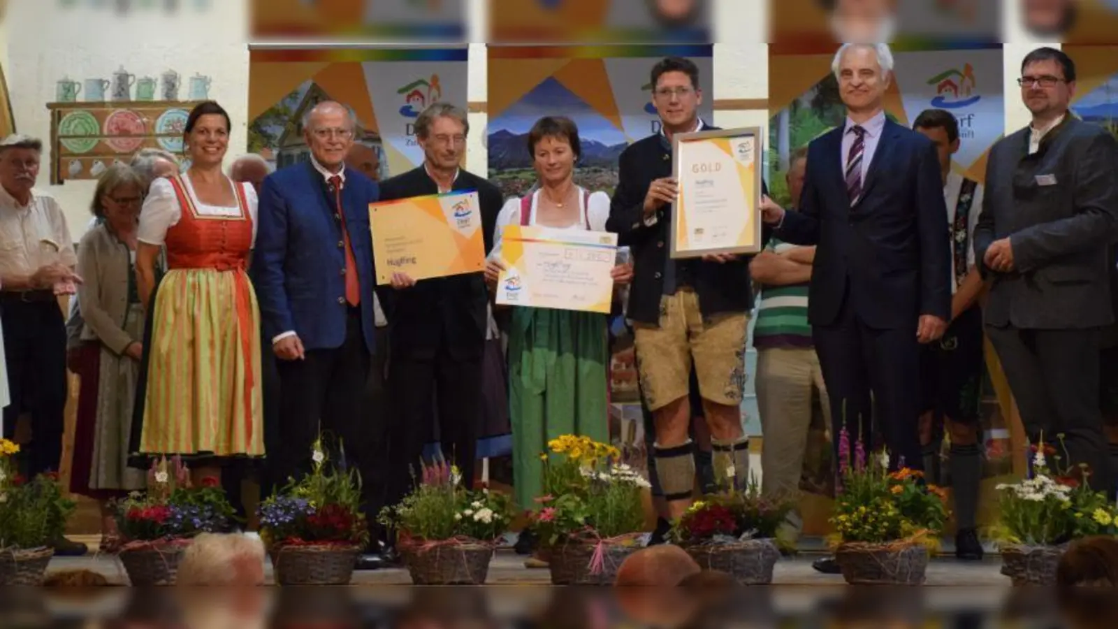 Beim Bezirksentscheid Oberbayern im Wettbewerb „Unser Dorf hat Zukunft” konnte Huglfing durch bürgerschaftliches Engagement und positive Entwicklungen überzeugen und holte Gold. (Foto: LRA)