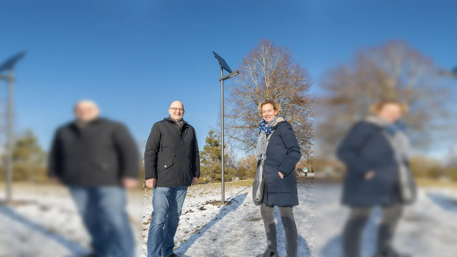 Erster Bürgermeister Rudolph Haux mit Silke Mall von den Bayernwerken vor der Solar-Straßenlampe.  (Foto: Gemeinde Krailling/ Broschell)