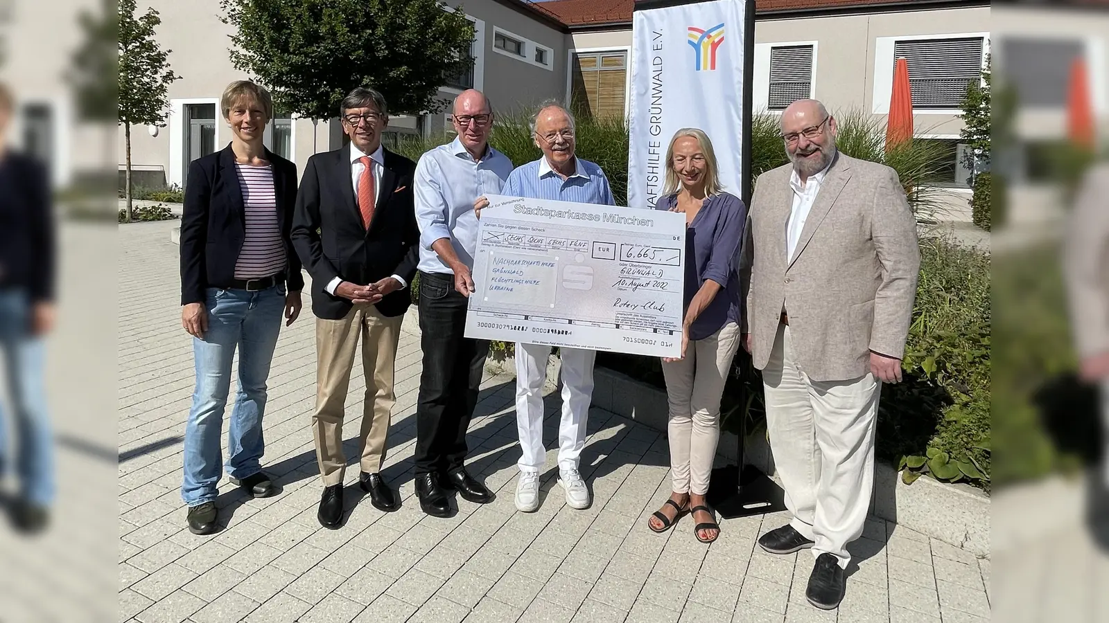 Scheckübergabe: Monika Lix, Barbara Portenlänger und Frank Lamby von der Nachbarschaftshilfe mit Dirk König, Präsident RCG (2. von links), Martin Schuck (Mitte) und Stephan Weidenbach, 2. Bürgermeister der Gemeinde Grünwald (rechts) (Foto: Rotary Club Grünwald)