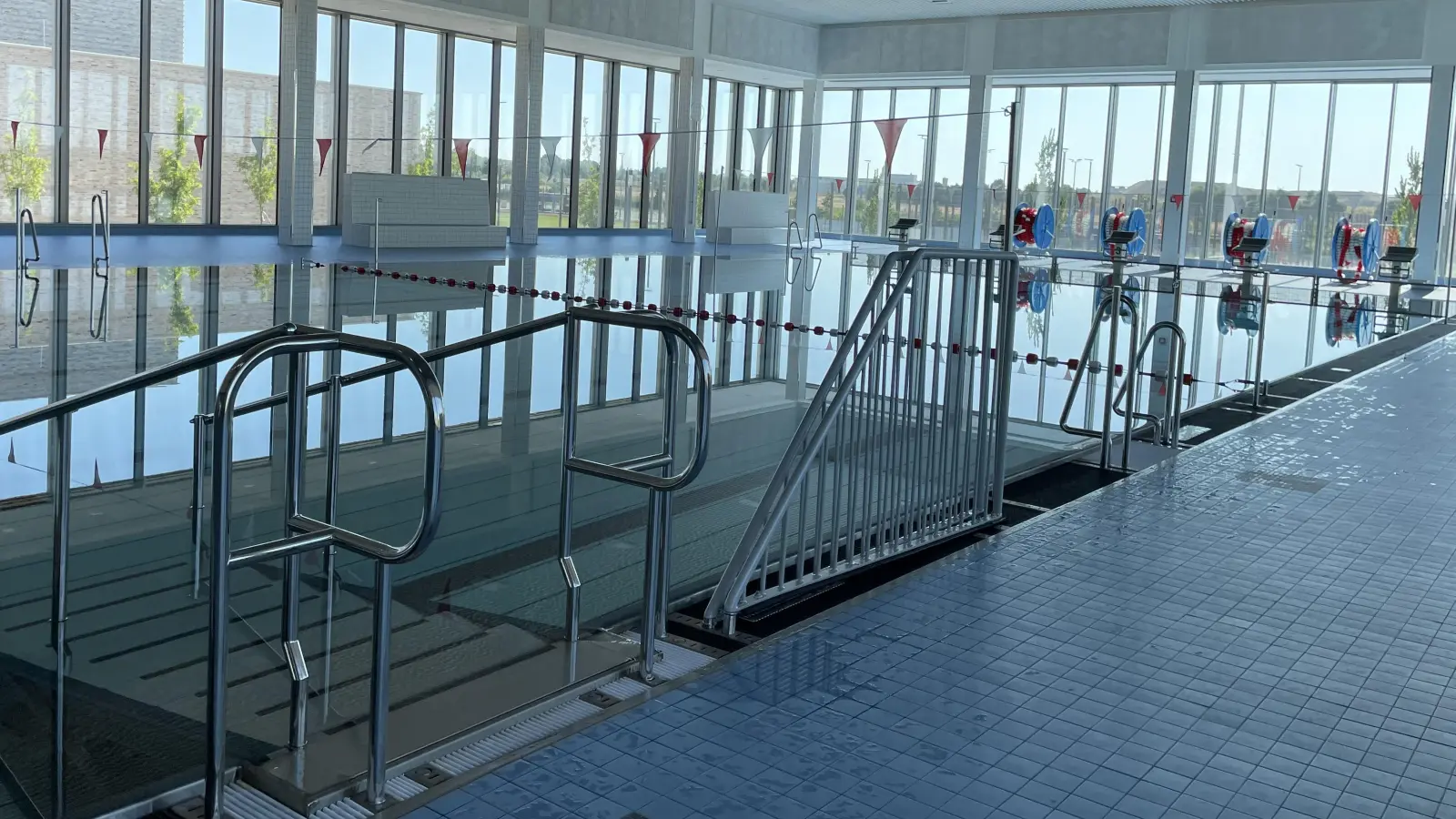 Auch die Kinder im Lehel, in der Au und in Haidhausen können weiterhin wohnortnah schwimmen lernen (hier exemplarisch ein Bild von der Schwimmhalle in Freiham). (Foto: pst)