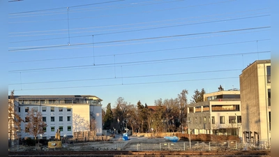 Im kleinen Eck an der Gottfried-Keller-Straße ist ein Hochhaus mit 113 Studentenwohnungen, Einzelhandel und Fahrradgarage geplant. Stellplätze für PKW soll es nicht geben. Das rief Kritik im Bezirksausschuss hervor, der ein Verkehrschaos befürchtet. (Foto: Ulrike Seiffert)