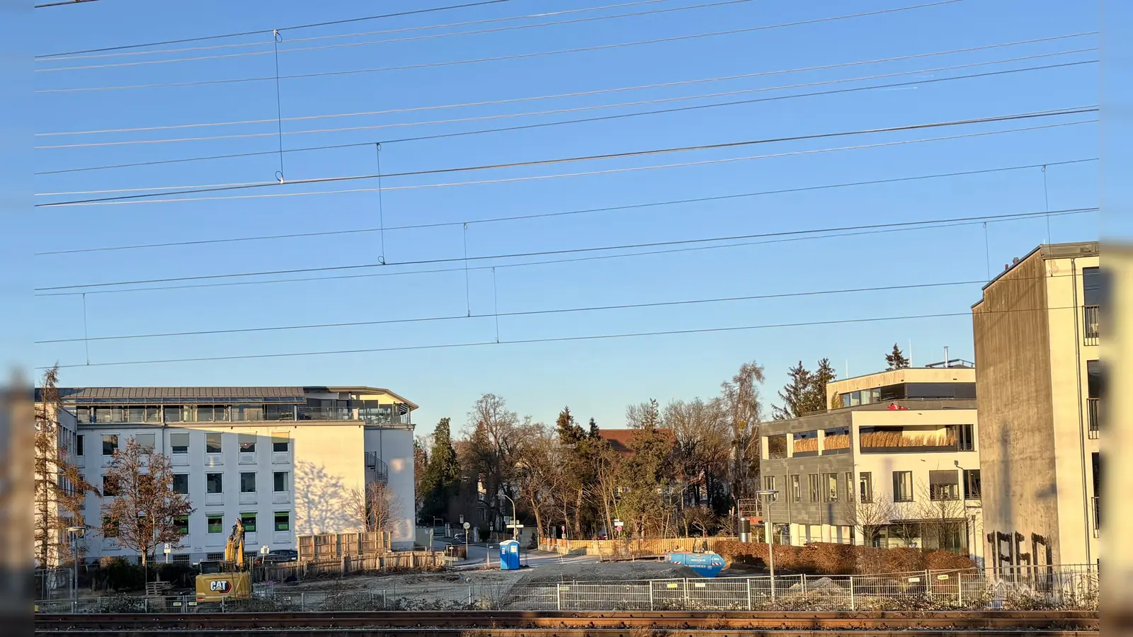 Im kleinen Eck an der Gottfried-Keller-Straße ist ein Hochhaus mit 113 Studentenwohnungen, Einzelhandel und Fahrradgarage geplant. Stellplätze für PKW soll es nicht geben. Das rief Kritik im Bezirksausschuss hervor, der ein Verkehrschaos befürchtet. (Foto: Ulrike Seiffert)