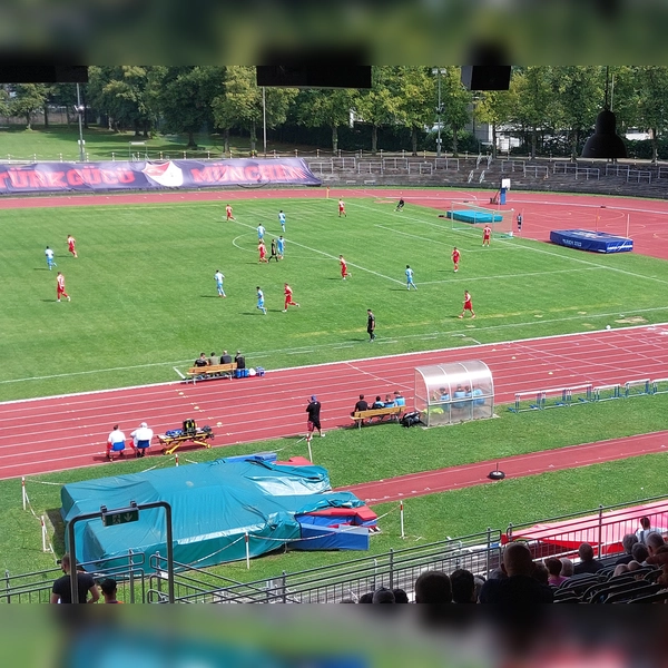 Türkgücü München ist zurück im Dantestadion: Die Partie gegen die SpVgg Hankofen-Hailing endete 2:2. (Foto: bas)