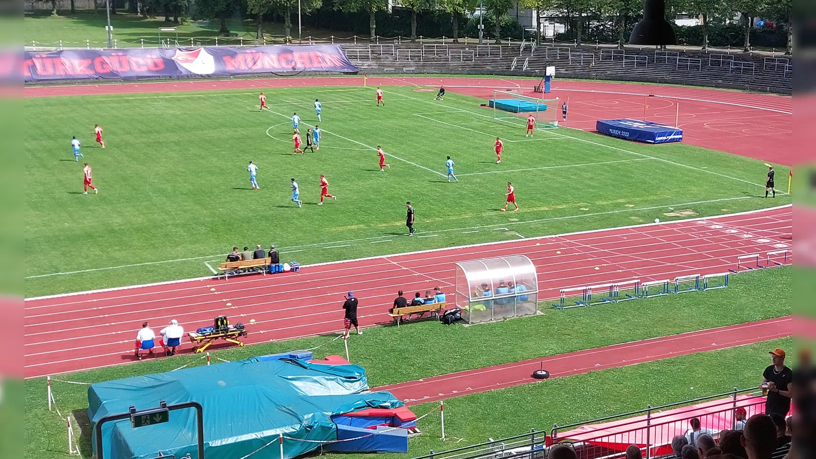 Drei Punkte für Türkgücü München: Der im Dantestadion spielende Regionalligist (hier gegen Hankofen-Hailing) hat einen Sieg vor dem Sportgericht erlangt. (Foto: bas)