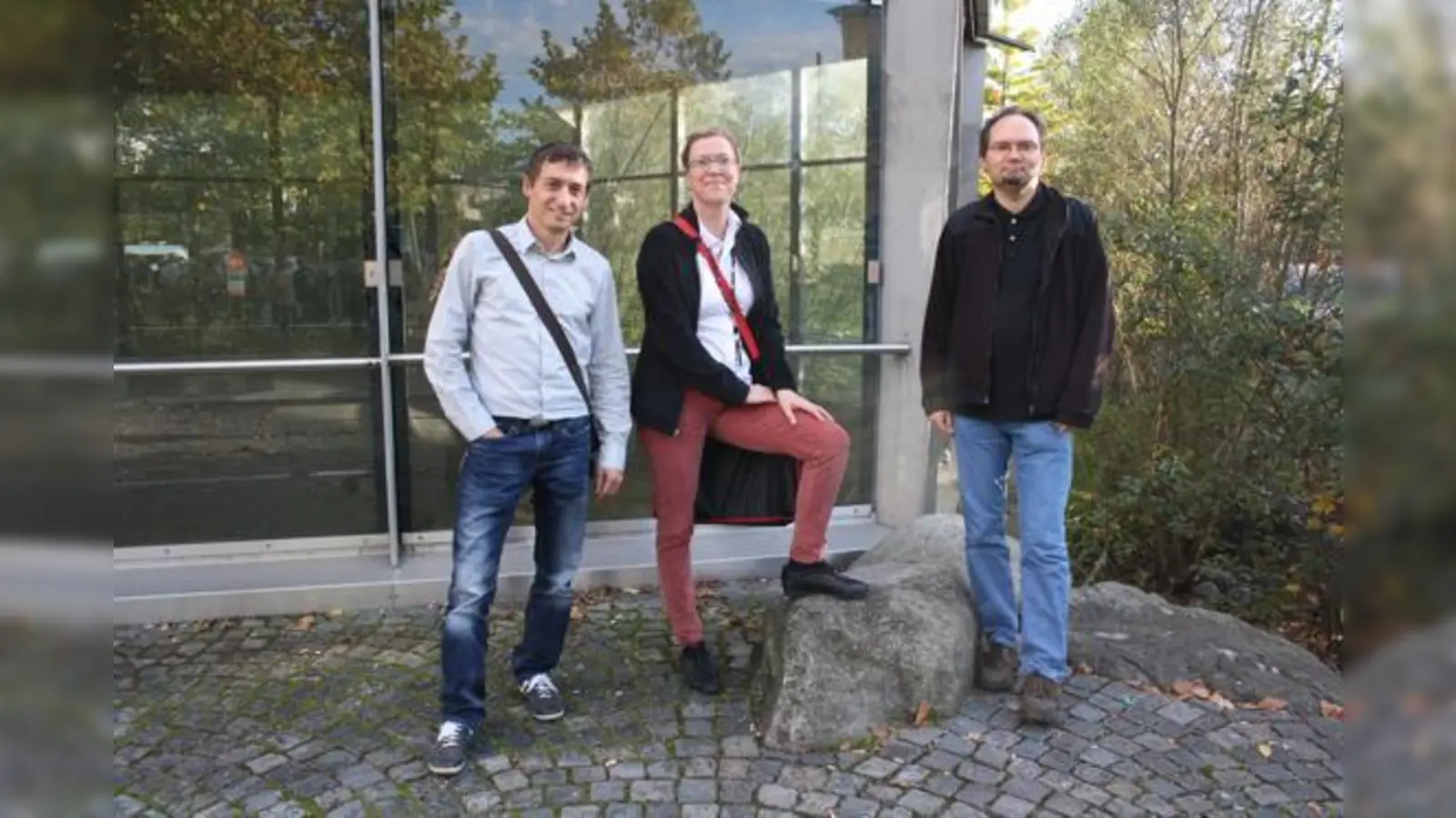 Christian Stante, Daniela Schaufuß und BA-Chef Robert Kulzer vor dem künftigen Bachbett am U-Bahn-Aufgang der Station Josephsburg. 	 (Foto: js)