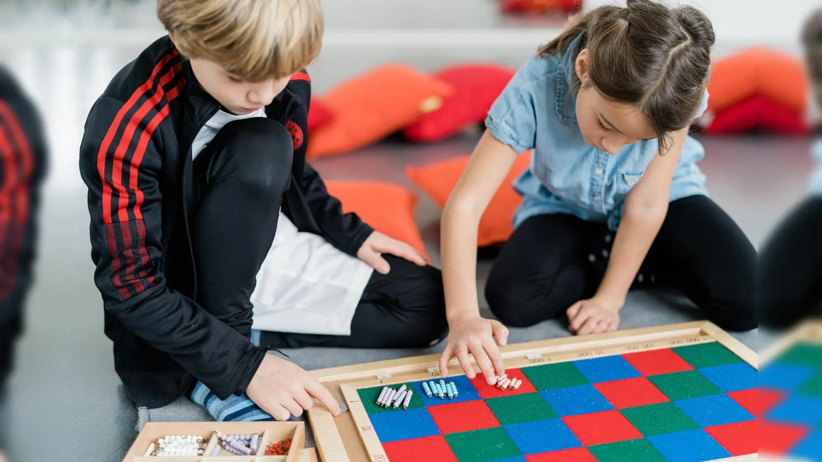 Montessori-Kinder bei der Arbeit mit Mathematik-Material. (Foto: Birgit Har)