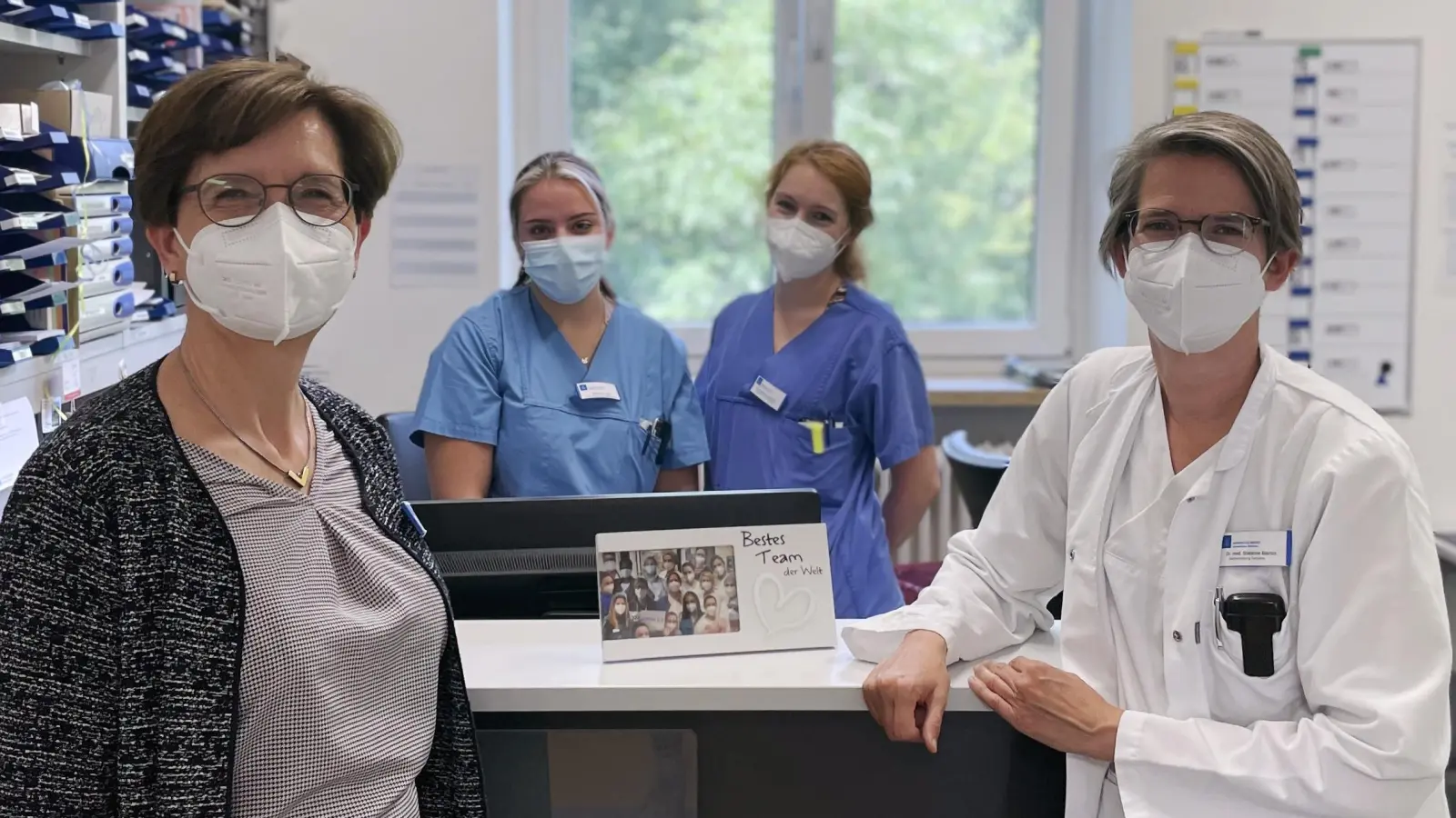 Freuen sich über die Erfolgsgeschichte im Krankenhaus Barmherzige Brüder München: Geschäftsführerin Dr. Nadine Schmid-Pogarell (links) und Chefärztin der Klinik für Geriatrie Dr. Stefanie Martin (rechts) sowie zwei Mitarbeiterinnen aus dem Team.  (Foto: Franz Mayr)