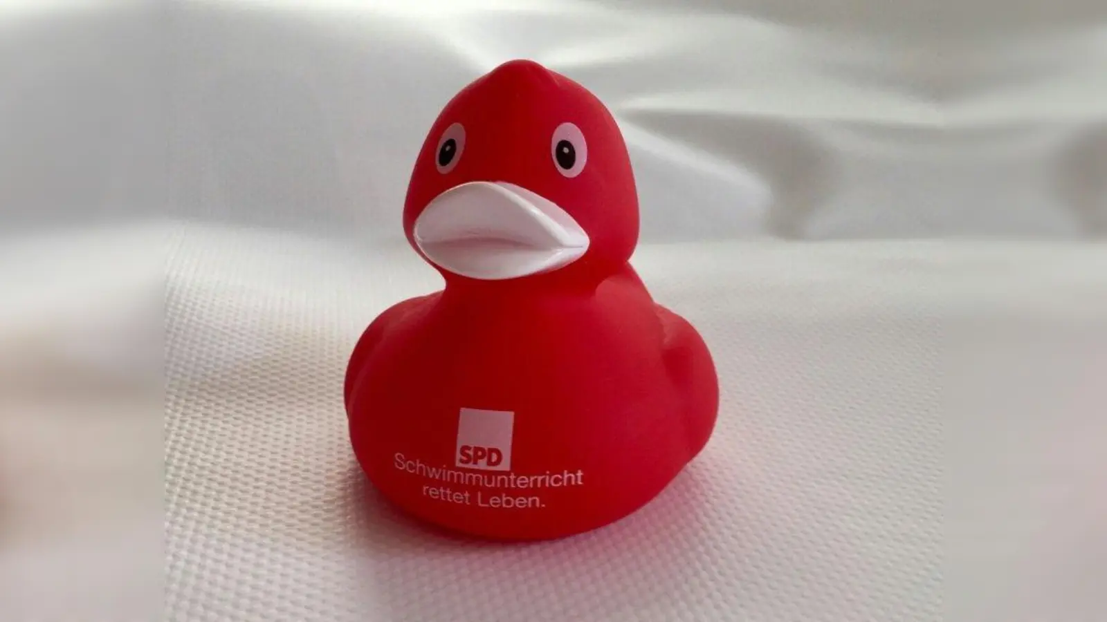 Hunderte kleine rote Enten warten auf ihren Einsatz. Mit ihnen macht die SPD auf die Notwendigkeit des Schwimmunterrichts aufmerksam. (Foto: SPD)