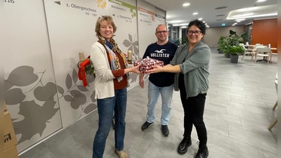 Übergabe der Päckchen vom AWO-Wunschbaum-Team Daniela Gohl (links) und Mario Romagnuolo an Ricarda Schütz vom Caritas Seniorenhaus Don Bosco. (Foto:  AWO Germering e.V. )