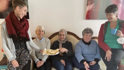 Beim gemeinsamen Essen und Trinken wird über gemeinsame Erfahrungen und unterschiedliche Lebensweisen gesprochen. (Foto: pst)