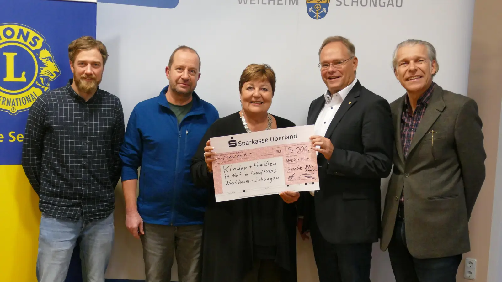 Gemeinsame Hilfe (v.l.): Wolfgang Herz (Kommunale Jugendarbeit), Dr. Bernhard Kann (Activity-Beauftragter Lions-Club), Landrätin Andrea Jochner-Weiß, Alexander Schmitz (Präsident Lions-Club Weilheim Ammersee) und Jürgen Wachtler (Leiter Jugendamt). (Foto: Landratsamt)