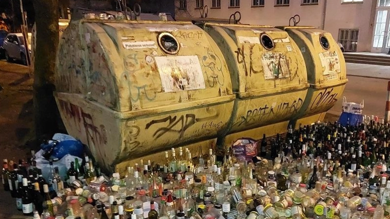 Eine Unsitte - und auch gefährlich: Altglas, das einfach vor vollen Containern abgestellt wird und sich dort ansammelt (hier in der Eduard-Schmid-Straße). (Foto: bas)