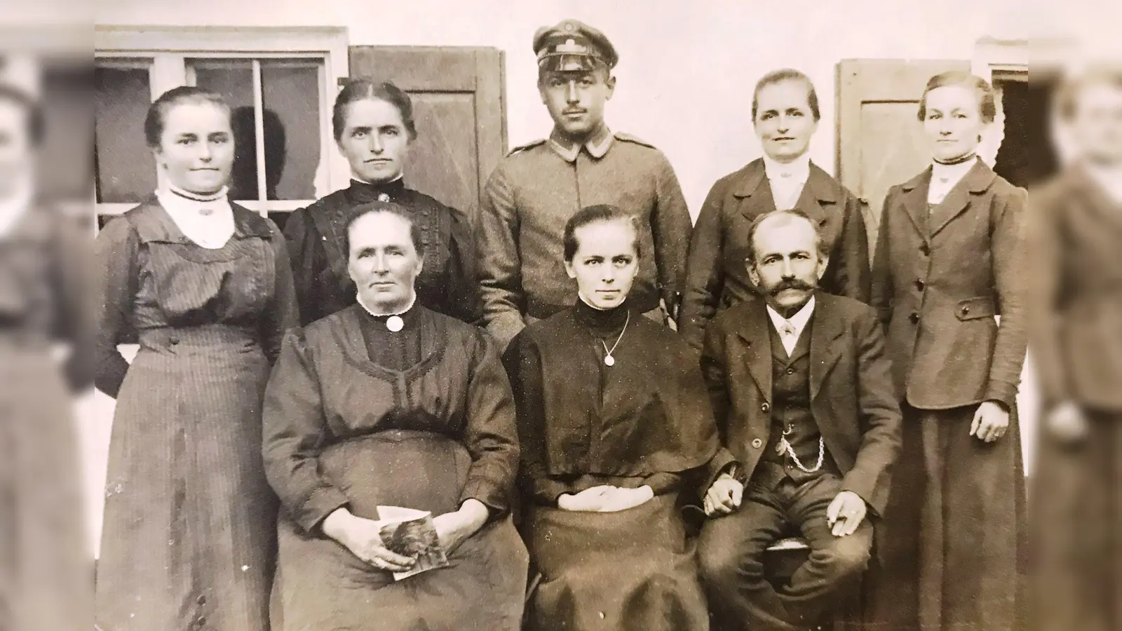 Erich Schechners Urgroßeltern mit ihren Kindern vor dem Familienanwesen, dem Steindl-Hof in Siegersdorf, in einer Aufnahme aus der Zeit um 1915. (Foto: Erich Schechner)