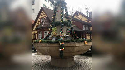 In vielen Orten findet man in der Osterzeit mit Ostereiern und Girlanden geschmückte Brunnen. (Foto: Brigitte Bothen)