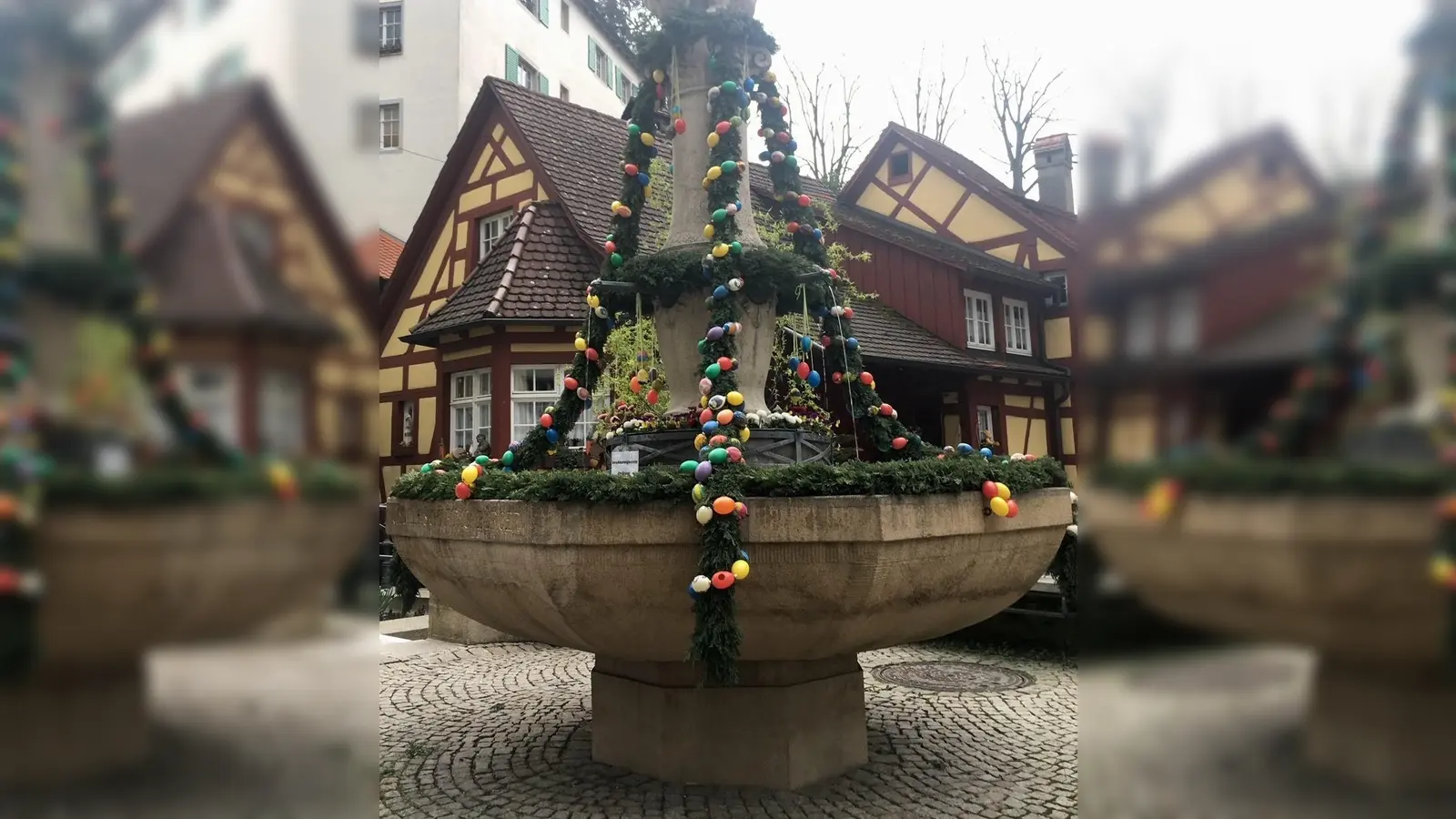 In vielen Orten findet man in der Osterzeit mit Ostereiern und Girlanden geschmückte Brunnen. (Foto: Brigitte Bothen)