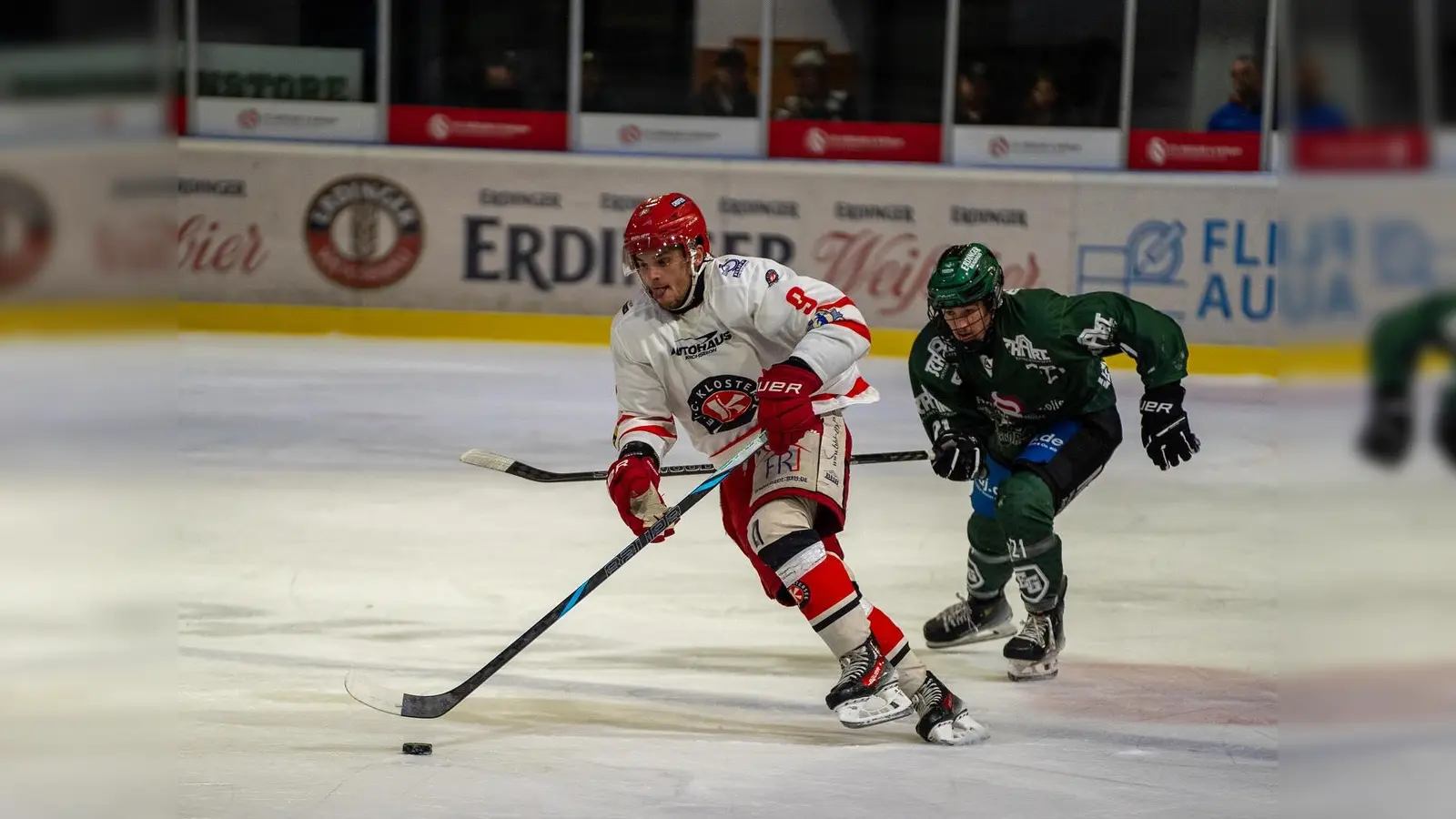 Hier zu sehen: Kelvin Walz, der in der Bayernliga-Hauptrunde punktebeste Skorer beim EHC Klostersee war. (Foto: smg)