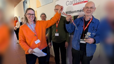 Caritas-Fachdienstleiterin Bettina Händel übergibt den Schlüssel an Albert Bamgratz, einem ehrenamtlichen Mitarbeiter der Mobilen Werkstatt, die nun in Unterschleißheim ihren Sitz hat.  (Foto: Stadt USH)