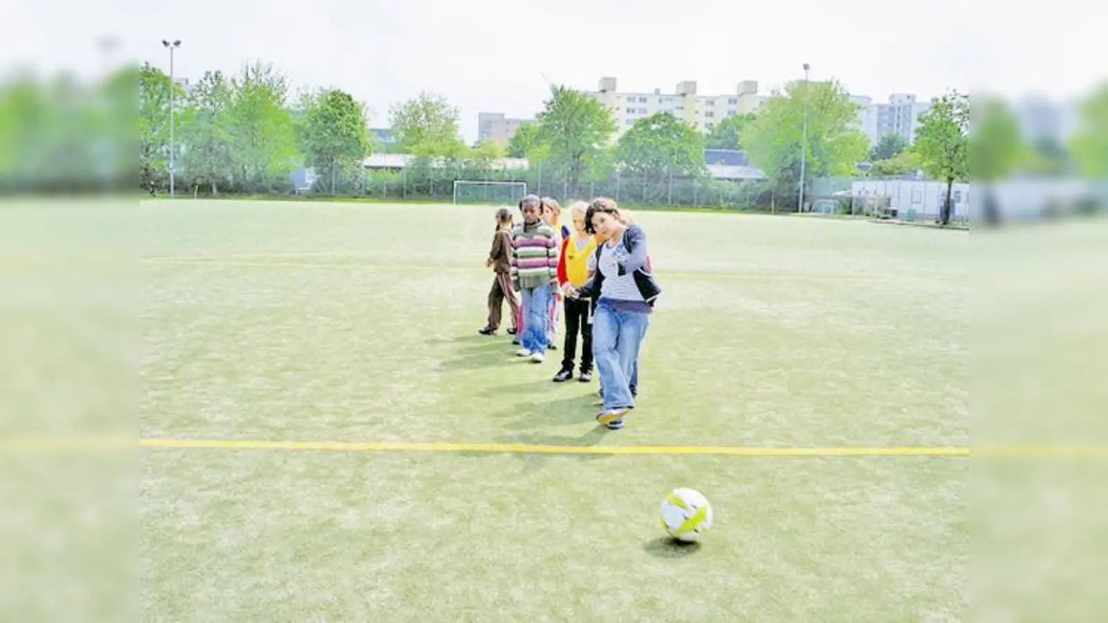 Dass auch Mädchen Fußball spielen können, zeigt das Projekt »Mädchen an den Ball«   (Foto: VA)