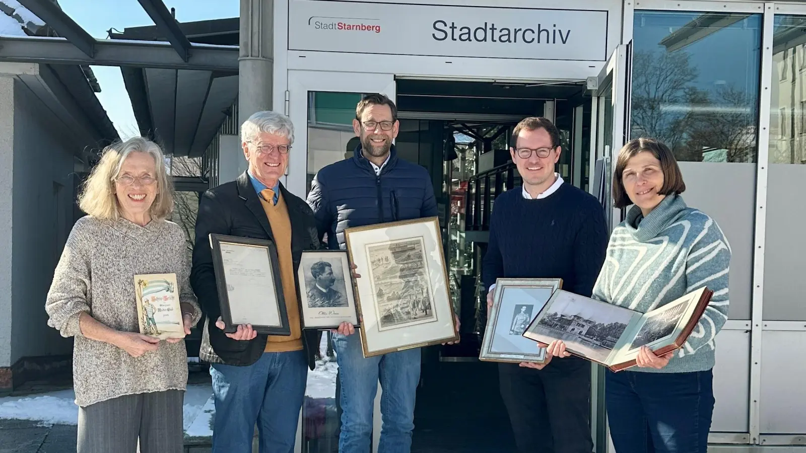 Prof. Dr. Ulrich Kulozik (Erster Vorsitzender MRC 1880), Dr. Stefanie Monecke (Zweite Vorsitzende MRC 1880) und Dr. Ulrike Mertz (Historikerin) übergaben die Vereinsunterlagen an Bürgermeister Heiner Janik (Mitte) und Stadtarchivar Christoph Aschermann. (Foto: Stadt Starnberg)