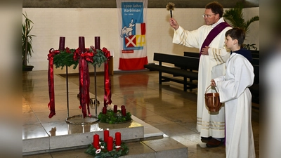 Diakon Christoph Gasteiger segnete in Langenbach den Adventskranz – mit der Warnung, sich von den Sorgen des Alltags nicht verwirren zu lassen.<br> (Foto: lex)