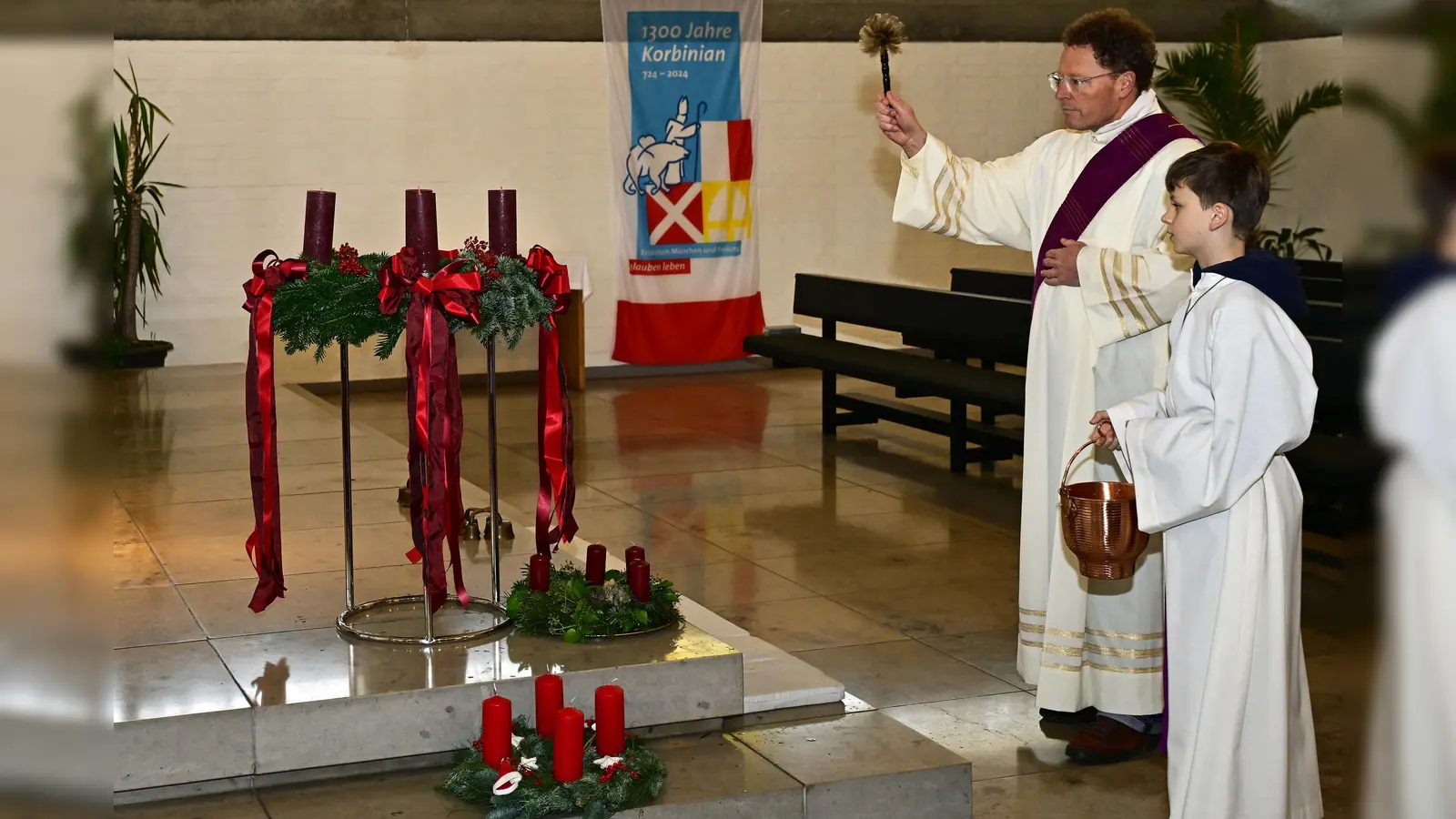 Diakon Christoph Gasteiger segnete in Langenbach den Adventskranz – mit der Warnung, sich von den Sorgen des Alltags nicht verwirren zu lassen.<br> (Foto: lex)