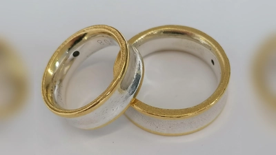 Es beginnt mit zwei Ringen und einem Kuss. Wer dann einmal 50 Jahre verheiratet ist, feiert goldene Hochzeit.  (Foto: job)