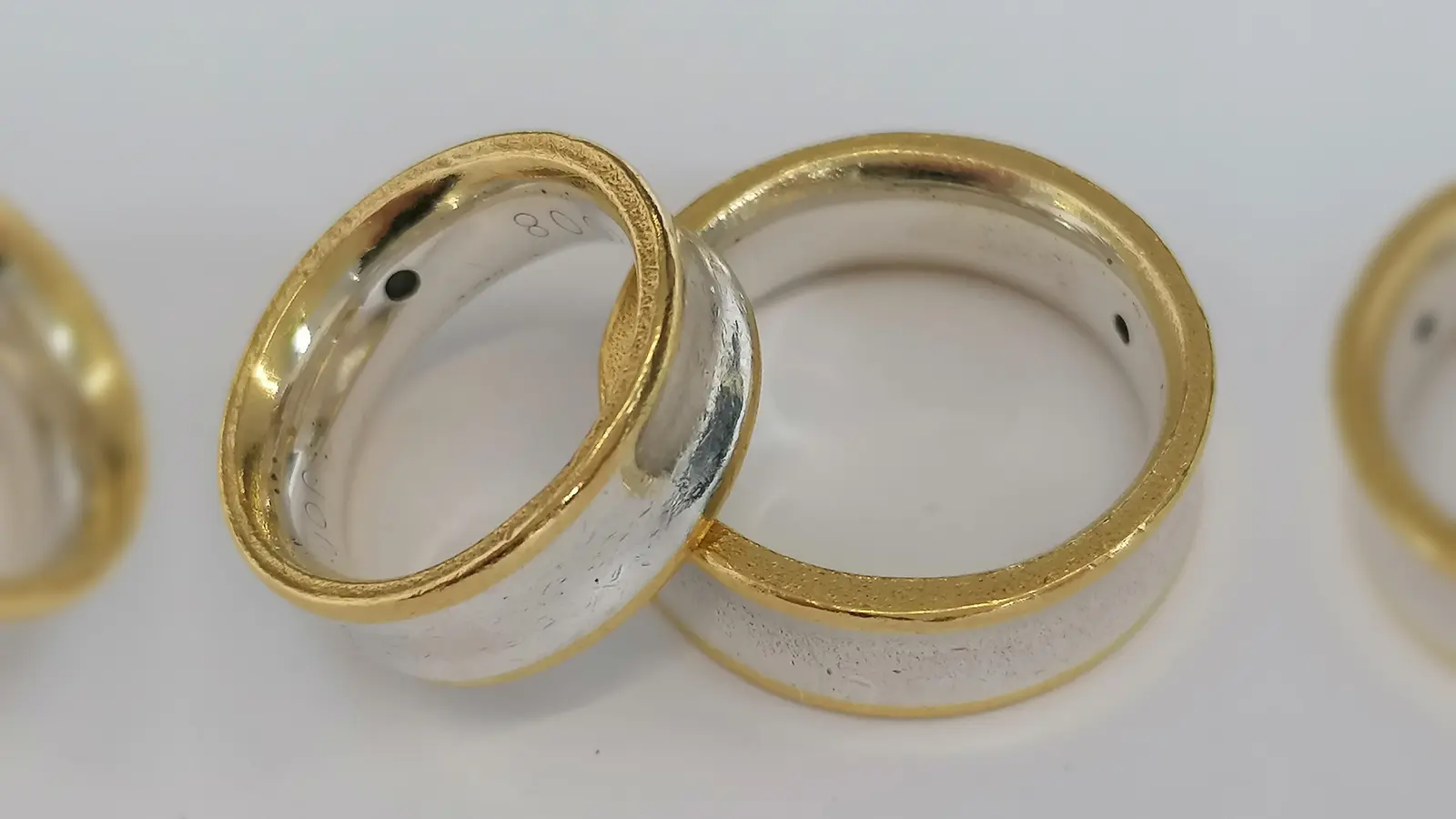 Es beginnt mit zwei Ringen und einem Kuss. Wer dann einmal 50 Jahre verheiratet ist, feiert goldene Hochzeit.  (Foto: job)