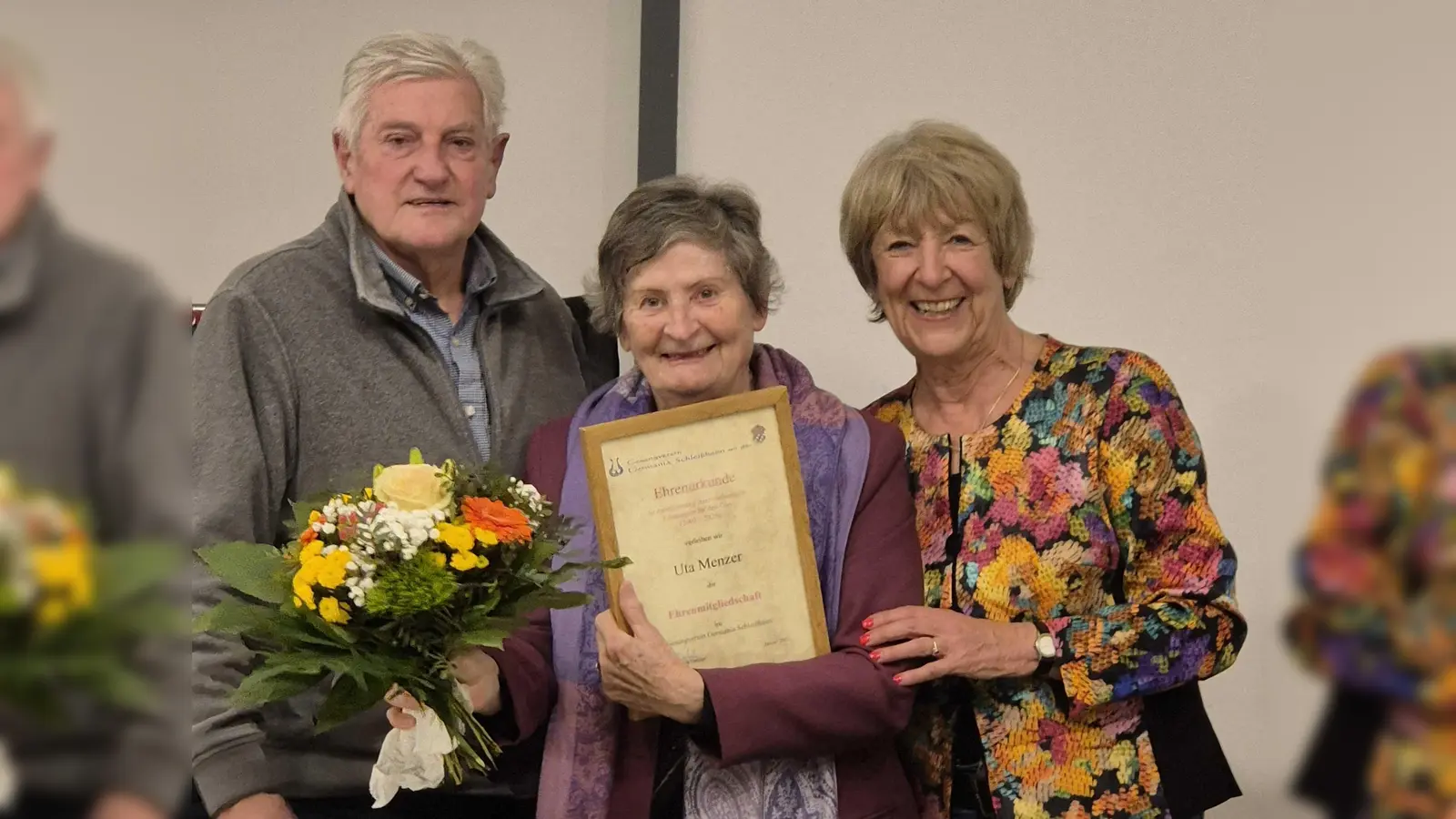 Ehrenmitglied Uta Menzer ist seit 22 Jahren beim Gesangverein Germania. Mit ihr freuten sich Hans-Ulrich Dassler, 1. Vorstand, und Ruth Chorlet, 2. Vorstand (r.) (Foto: Gesangverein)