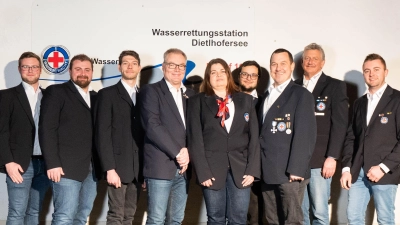 Die neugewählte Ortsgruppenleitung (v.l.): Christian Weinzierl, Sebastian Socher, Daniel Deutschenbaur, Markus Schmidt, Evi Strauß, Domenik Altmann, Christian Feigl, Reiner Socher und Marco Schönach. (Foto: BRK Wasserwacht)